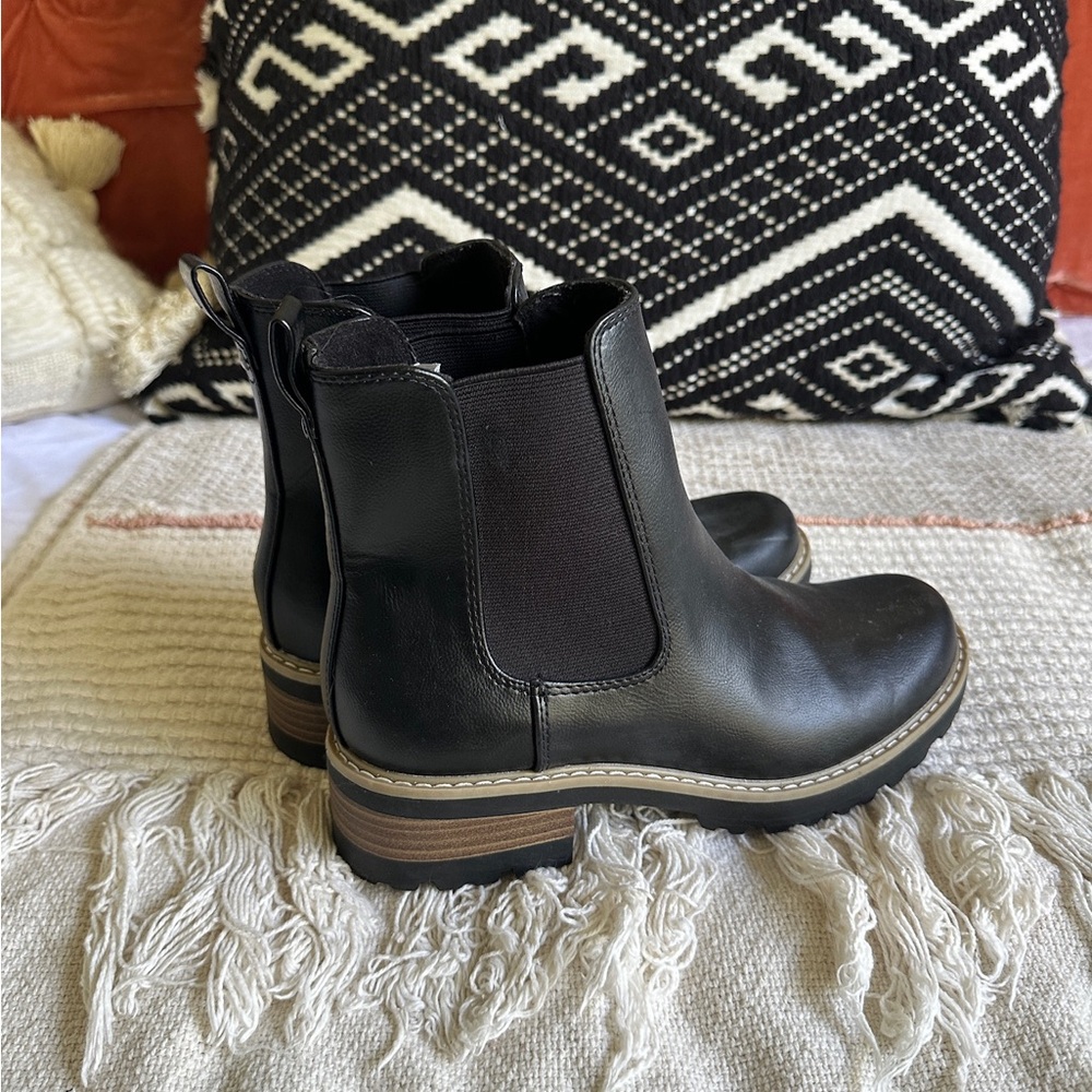 Universal Thread Black Heeled Chelsea Boots